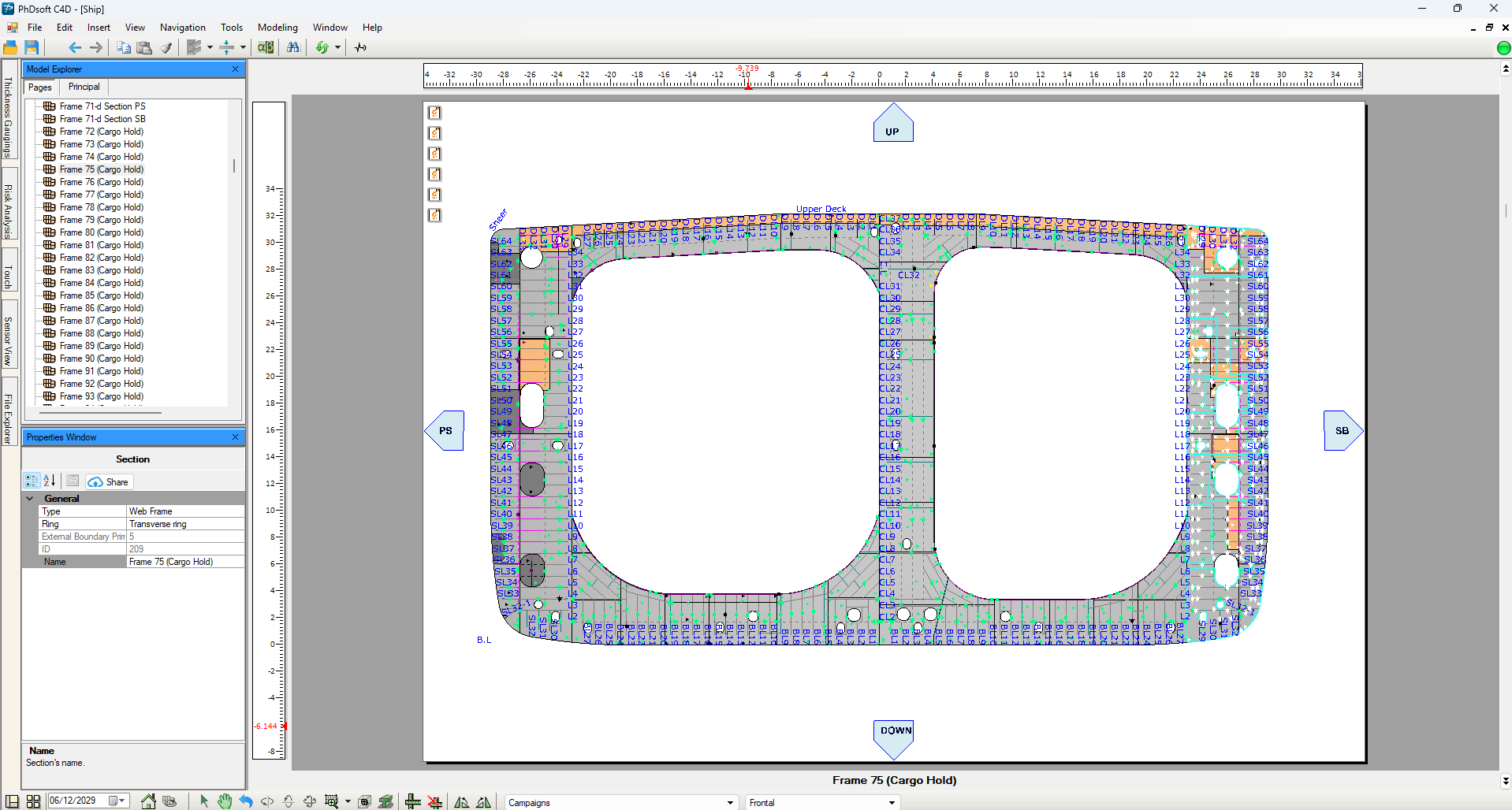 Sección transversal de un buque en PhD C4D Desktop, con elementos estructurales identificados y puntos de inspección en el modelo.